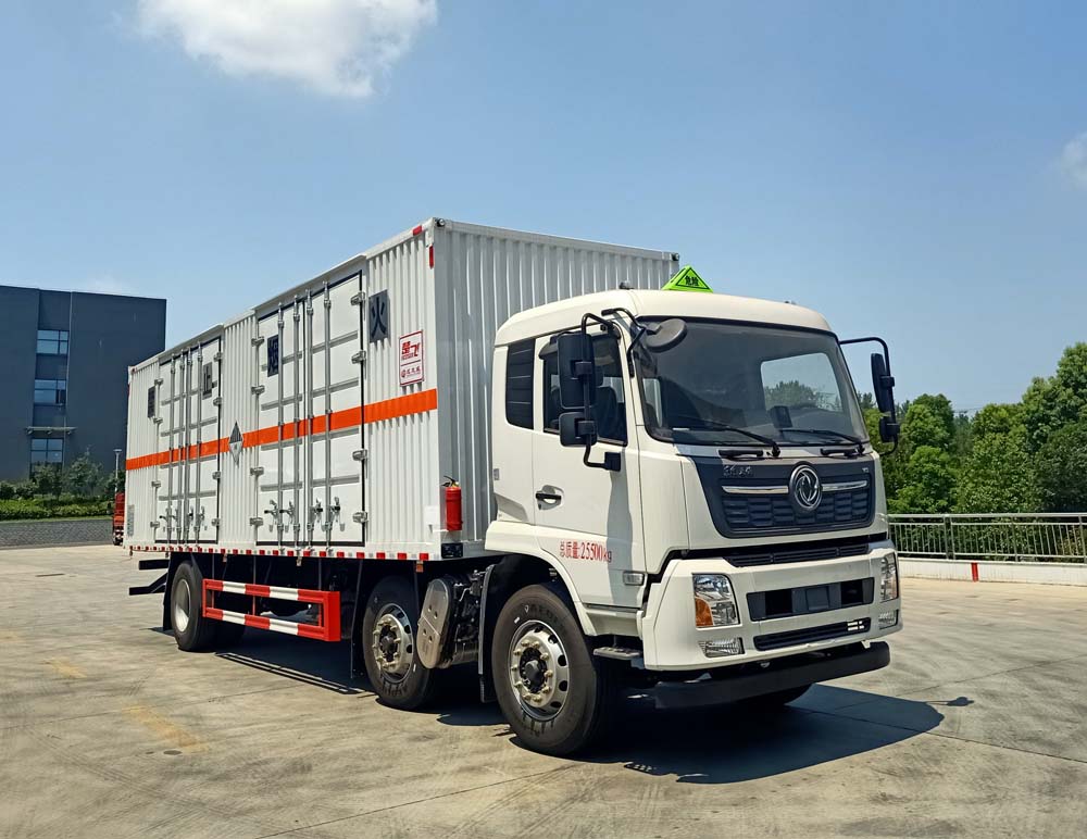 东风天锦小三轴9米杂项危险物品厢式运输车