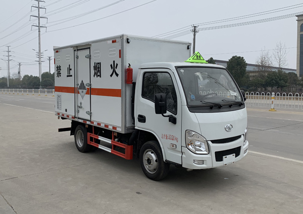 上汽跃进3米3杂项危险物品厢式运输车