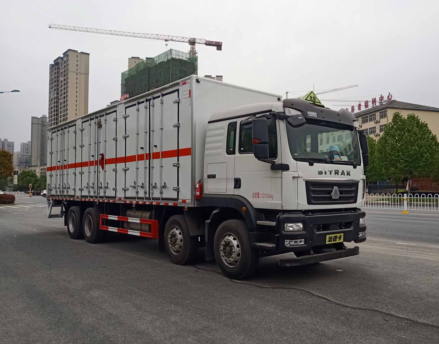 重汽汕德卡9米6易燃气体厢式运输车