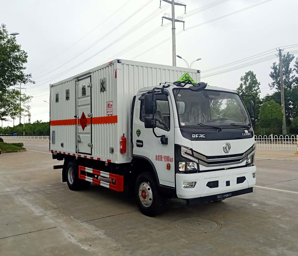 东风多利卡4米2易燃气体厢式运输车