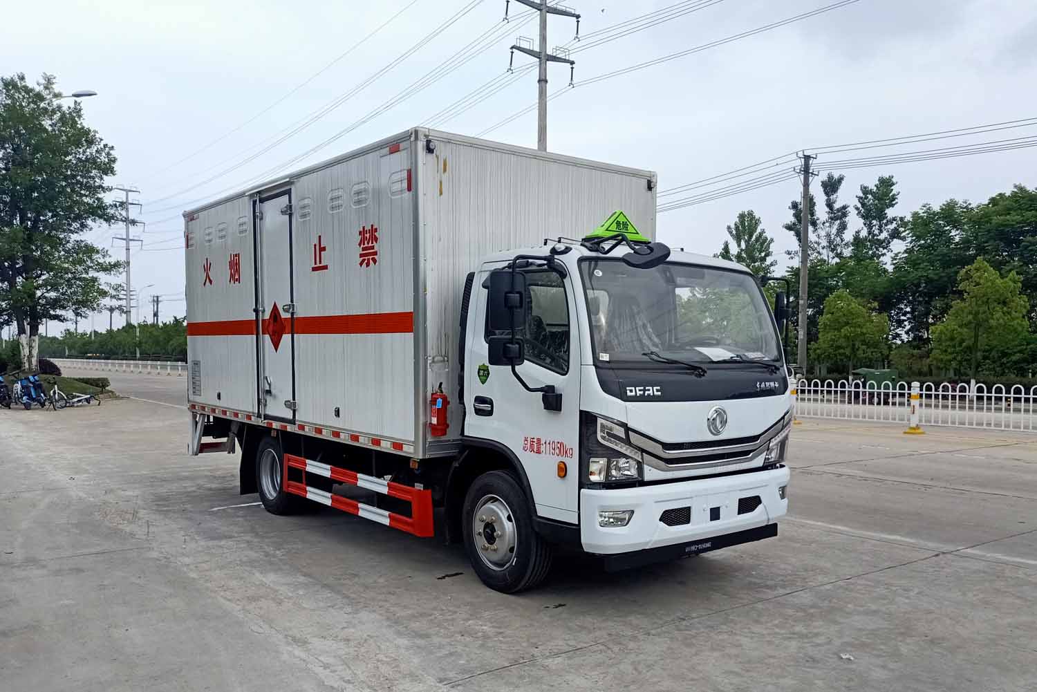 东风多利卡5米2易燃气体厢式运输车