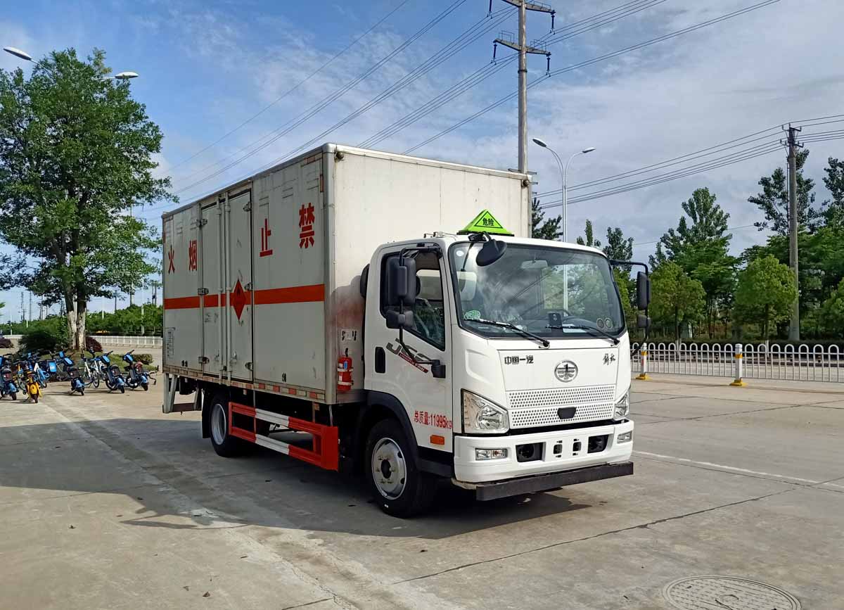 解放J6F5米2易燃气体厢式运输车