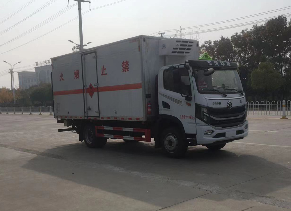 东风华神T3 5米2易燃液体厢式运输车