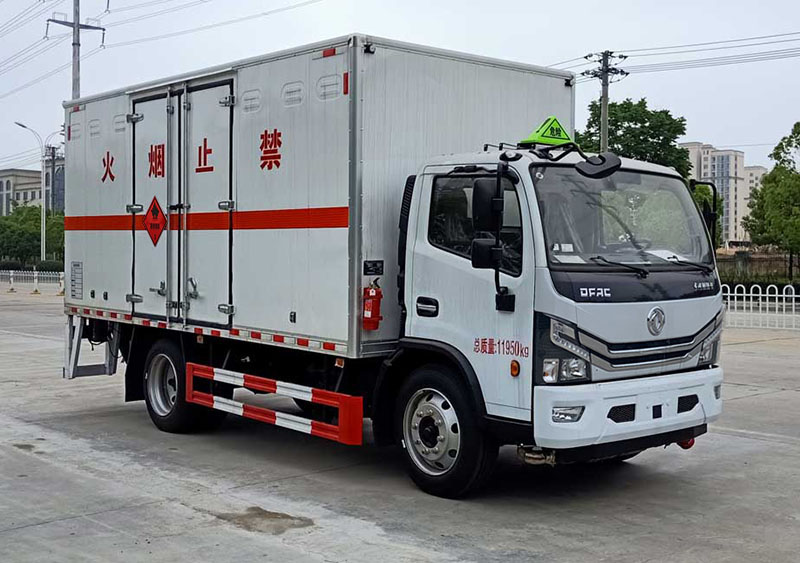 东风多利卡5米2易燃液体厢式运输车