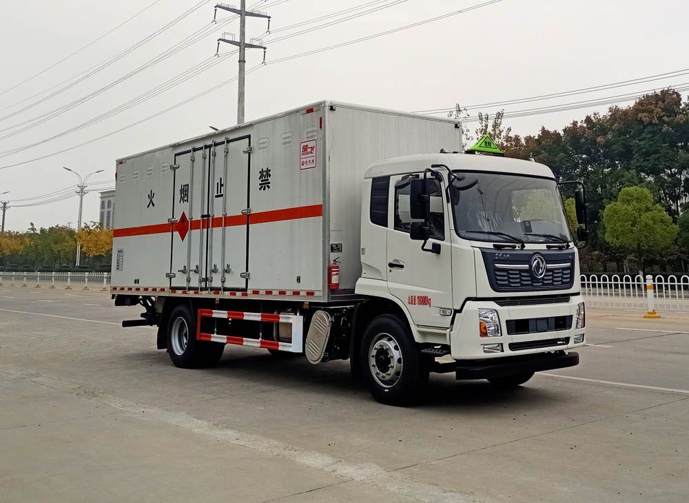 东风天锦6米8易燃液体厢式运输车