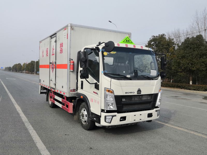重汽豪沃4米1易燃固体厢式运输车
