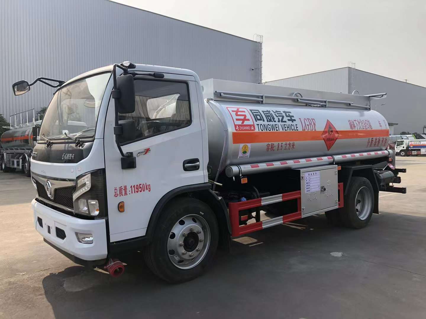 东风福瑞卡8吨油罐车